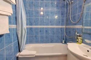 4 кровати с кондиционером и балконом. Alex Apartments. 9