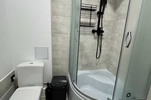 Хостел Батискаф. Стандарт трехместный с отдельной ванной комнатой за пределами номера 3