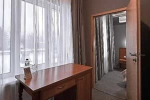 Отель Krop city hotel Zirka. Полулюкс 4-местный Сімейний 5