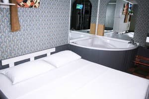Мини-отель Mamba Hotel. №4 Романтический номер с джакузи – в укрытии 5