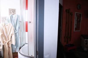 Мини-отель Mamba Hotel. №8 Семейный номер с качелью - в укрытие 12