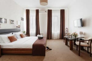 No Name Hotel 13