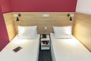 Готель Orange Hotel. Економ двомісний класик без виду 3