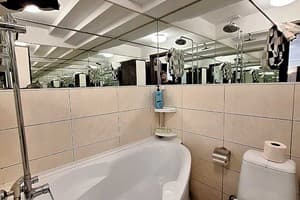 Самая большая кровать в Полтаве. Alex Apartments Круглосуточно бесконтактное заселение 26