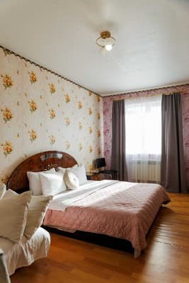 Яскраві квіти. Alex Apartments. Безконтактне заселення 24/7 8