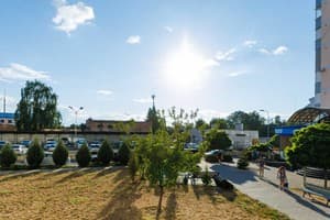 Яскраві квіти. Alex Apartments. Безконтактне заселення 24/7 27