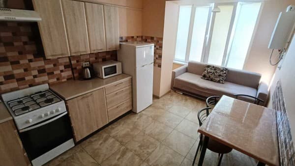 возле железнодорожного вокзала и областной больницы 12